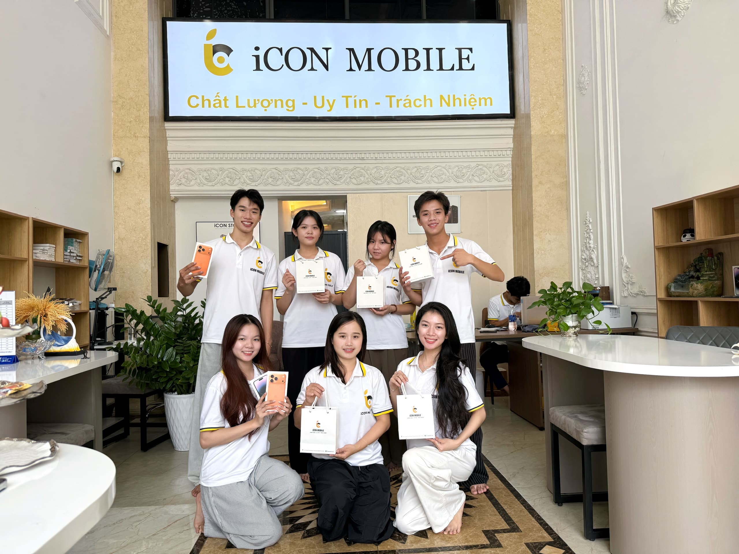 Đội ngũ iConMobile tại cửa hàng
